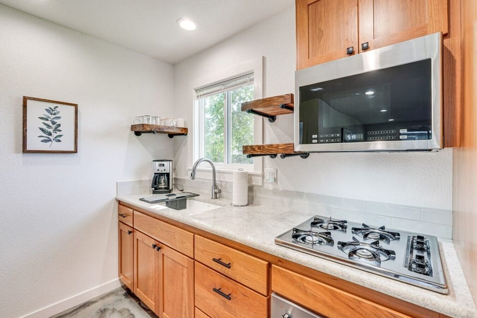 Kitchen | Gas Cooktop, Wood Cabinets & Quartz Counters