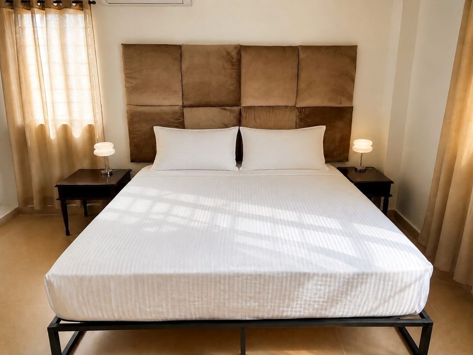Room, 1 King Bed, Ensuite | In-room safe, WiFi (free)