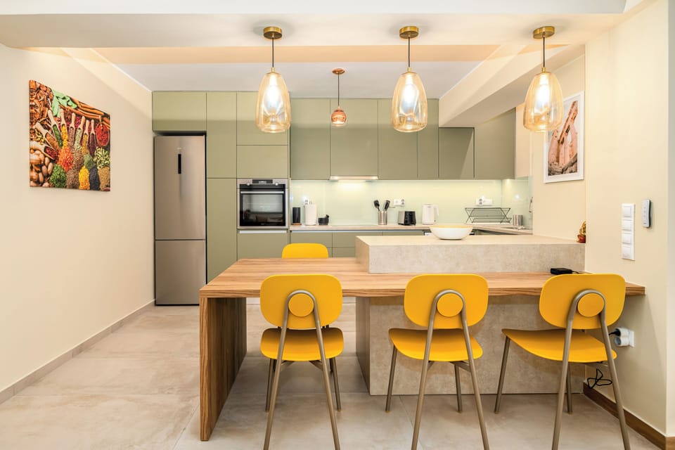 Full-size fridge, microwave, oven, stovetop