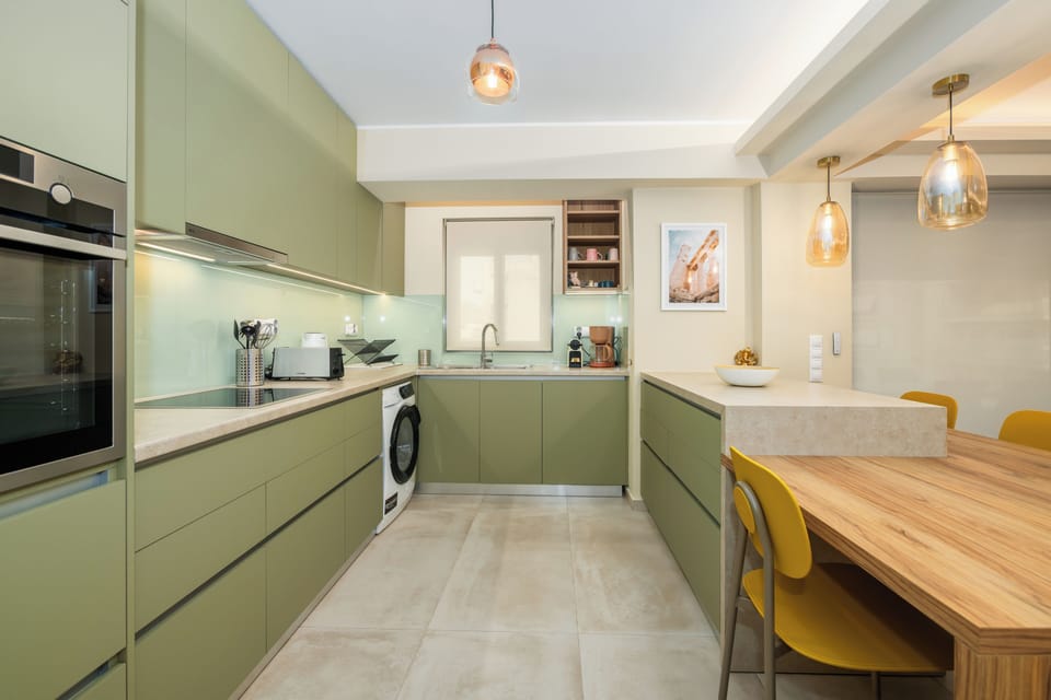 Full-size fridge, microwave, oven, stovetop