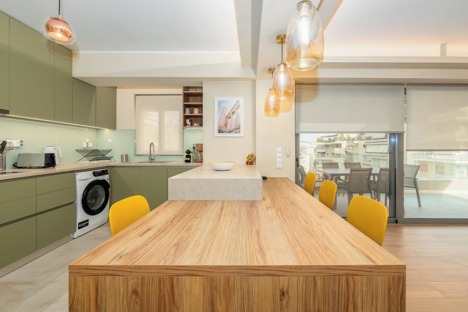 Full-size fridge, microwave, oven, stovetop