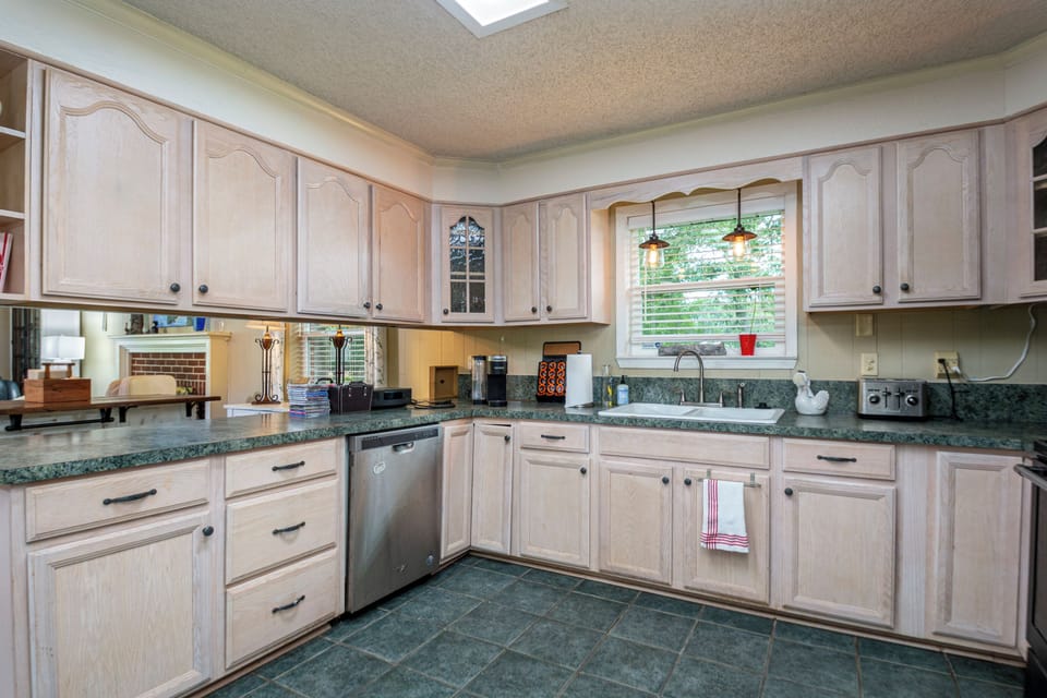 Fully equipped kitchen.  Coffee included.  