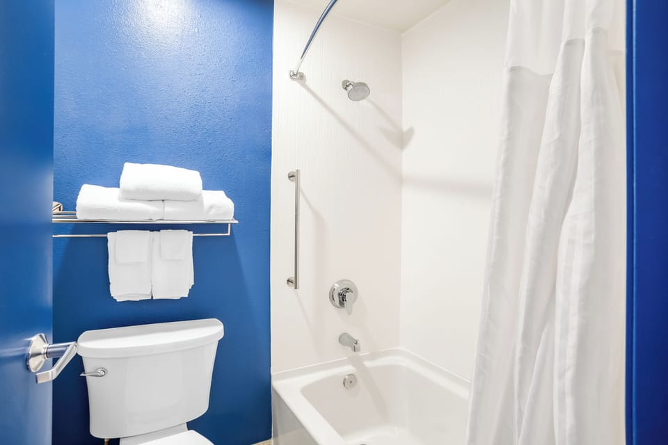 Combined shower/tub, free toiletries, hair dryer, towels