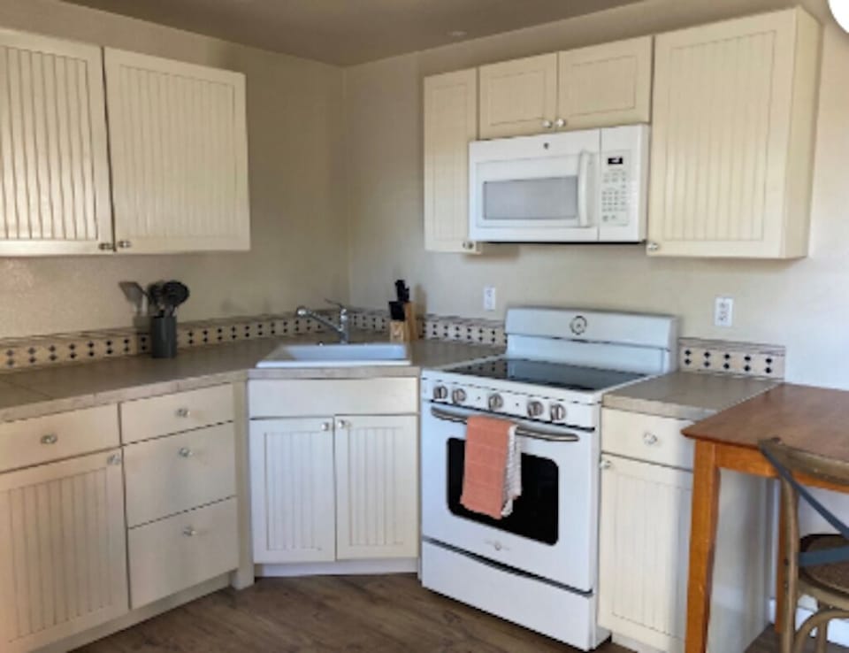 Cabin, 2 Bedrooms | Private kitchen