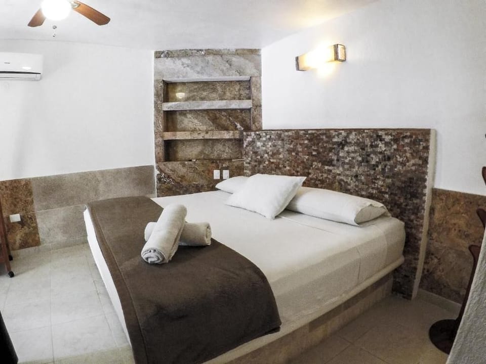 Comfort Room, 1 King Bed | WiFi (free)
