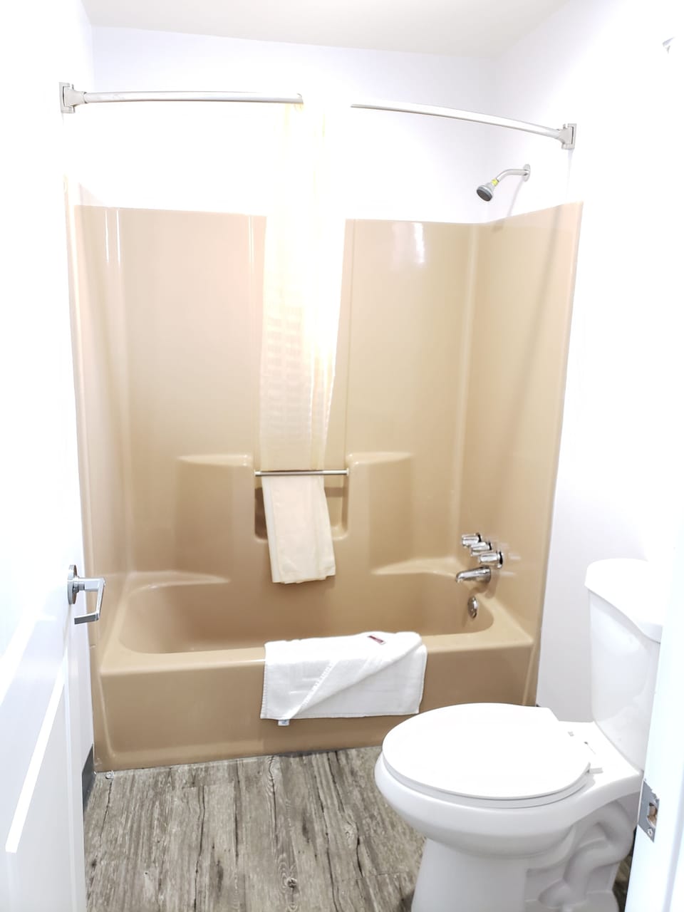 Combined shower/tub, deep soaking tub, free toiletries, towels