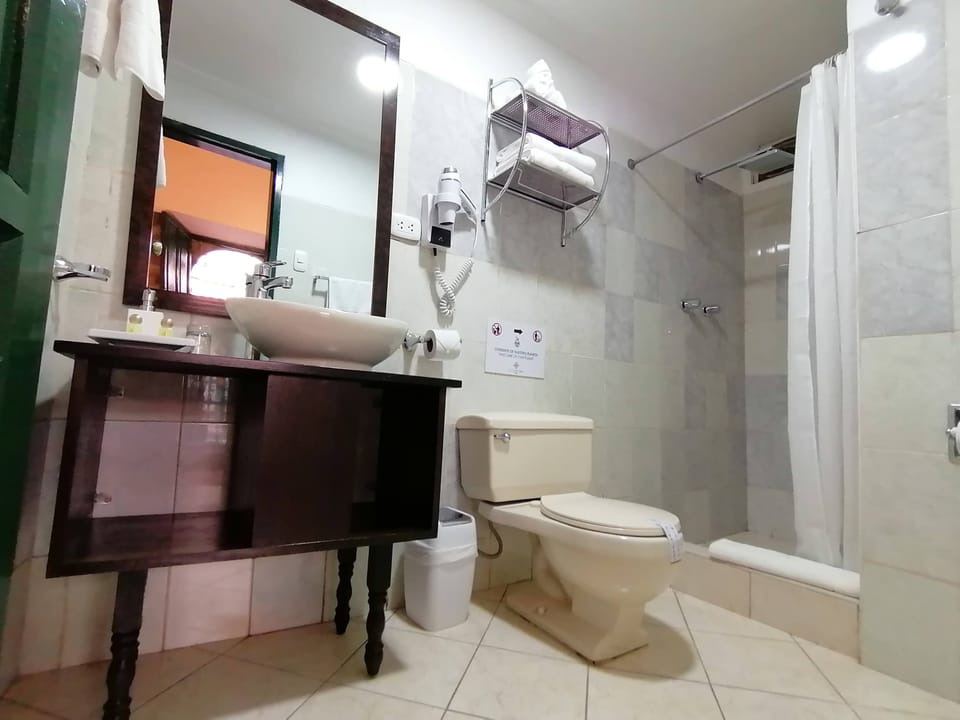 Traditional Twin Room | Bathroom | Shower, rainfall showerhead, free toiletries, hair dryer
