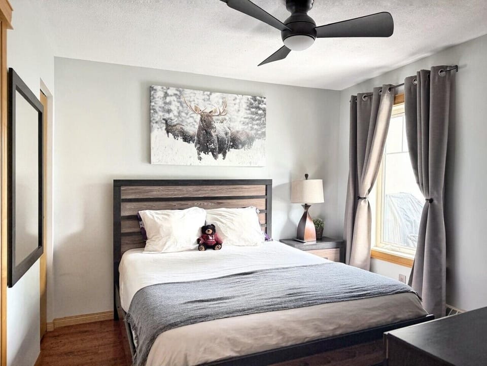 Master bedroom with Queen size bed and 50` smart TV