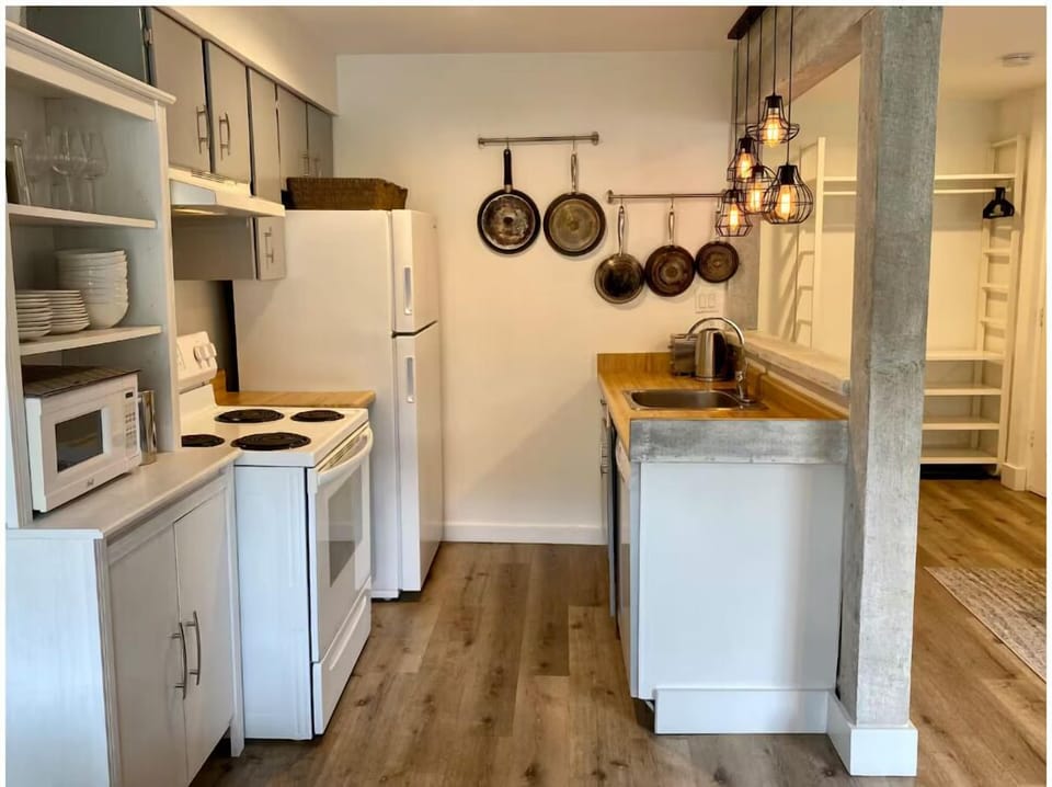 Full kitchen: High-end appliances