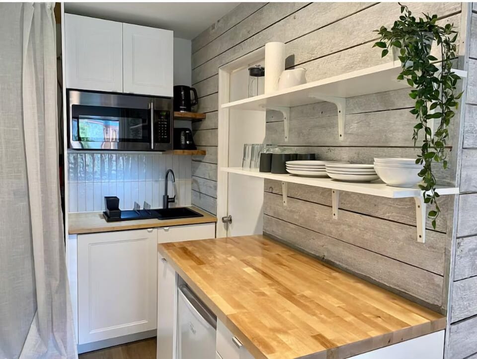 Full kitchen: High-end appliances