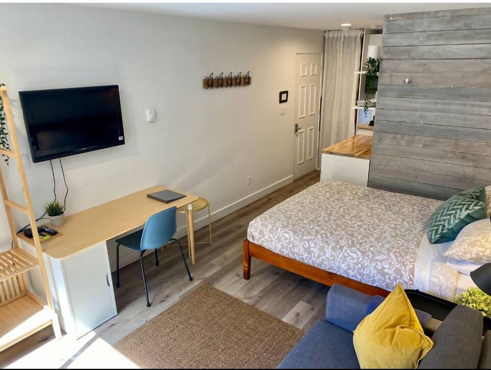 Primary bedroom: Queen bed, work desk