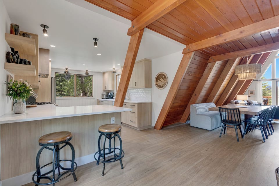 Kitchen
•Breakfast Bar