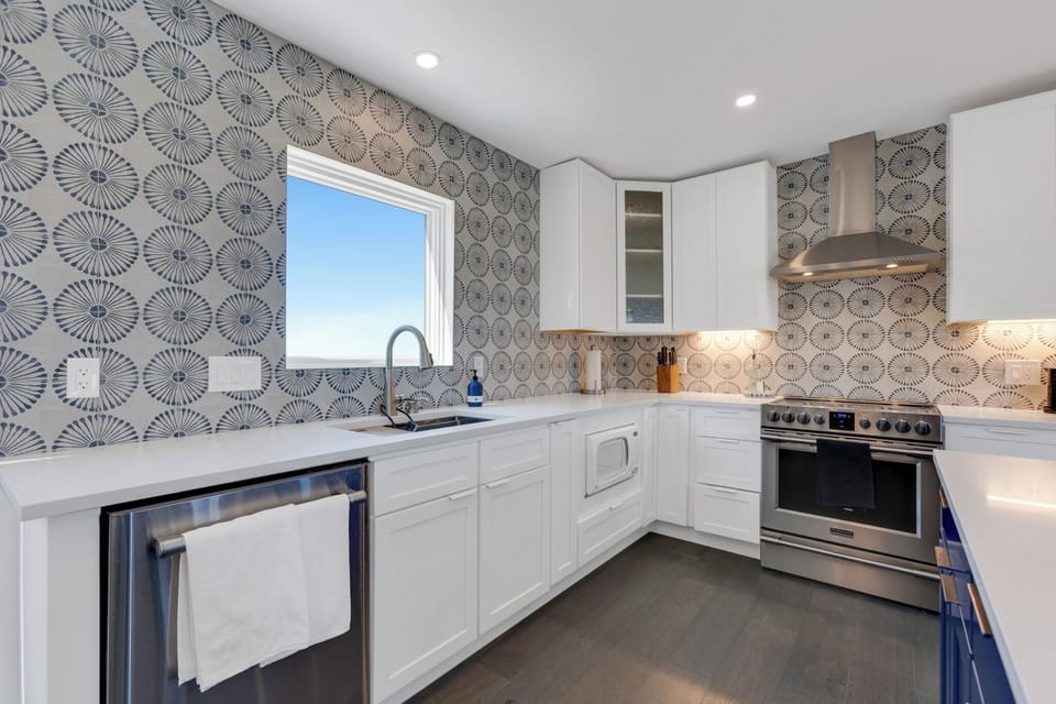 Kitchen
•Full Size Dishwasher