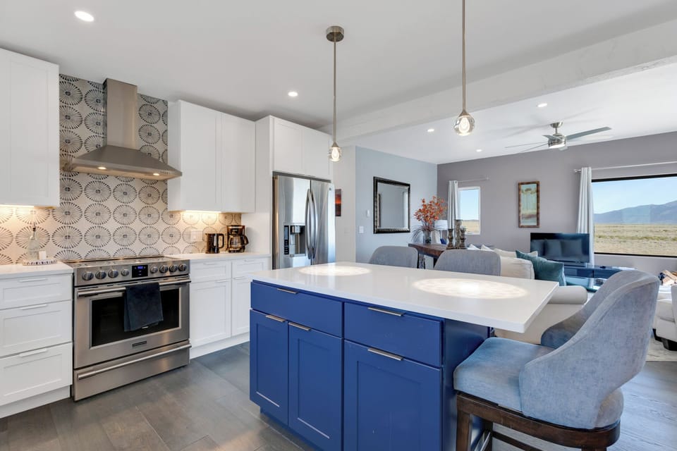 Kitchen
•Electric Range