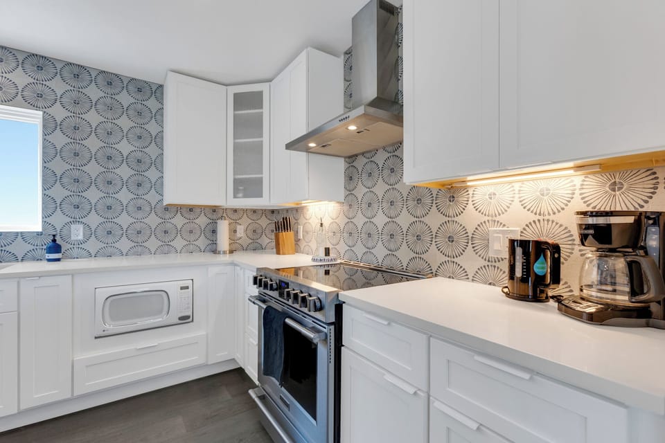 Kitchen
•Electric Range
•Microwave
•Drip Coffee Maker