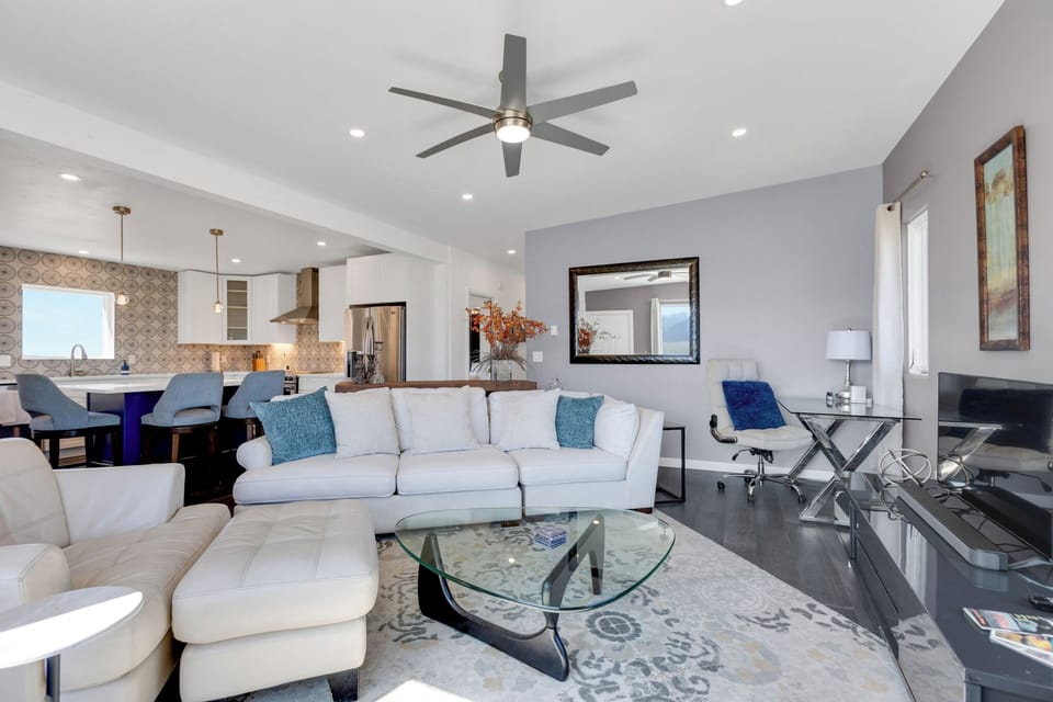 Living Area
•Ample Seating