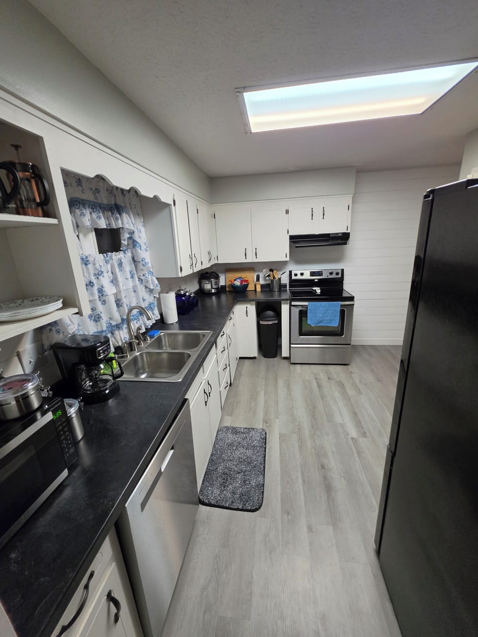 microwave, kitchen,  coffee maker, kitchen, oven, refrigerator, stovetop