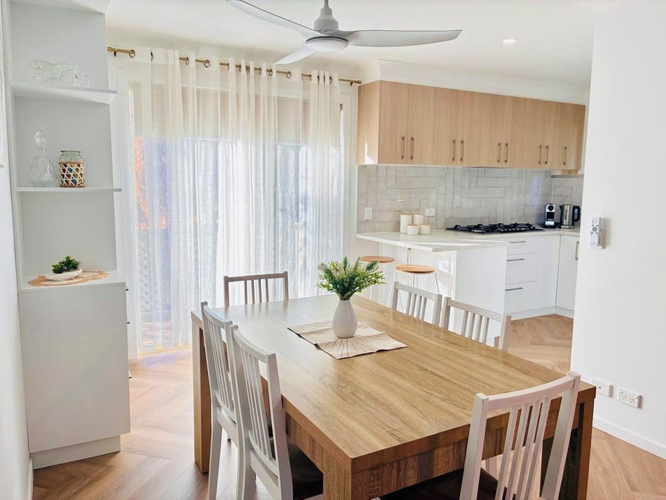 Dining area into kitchen