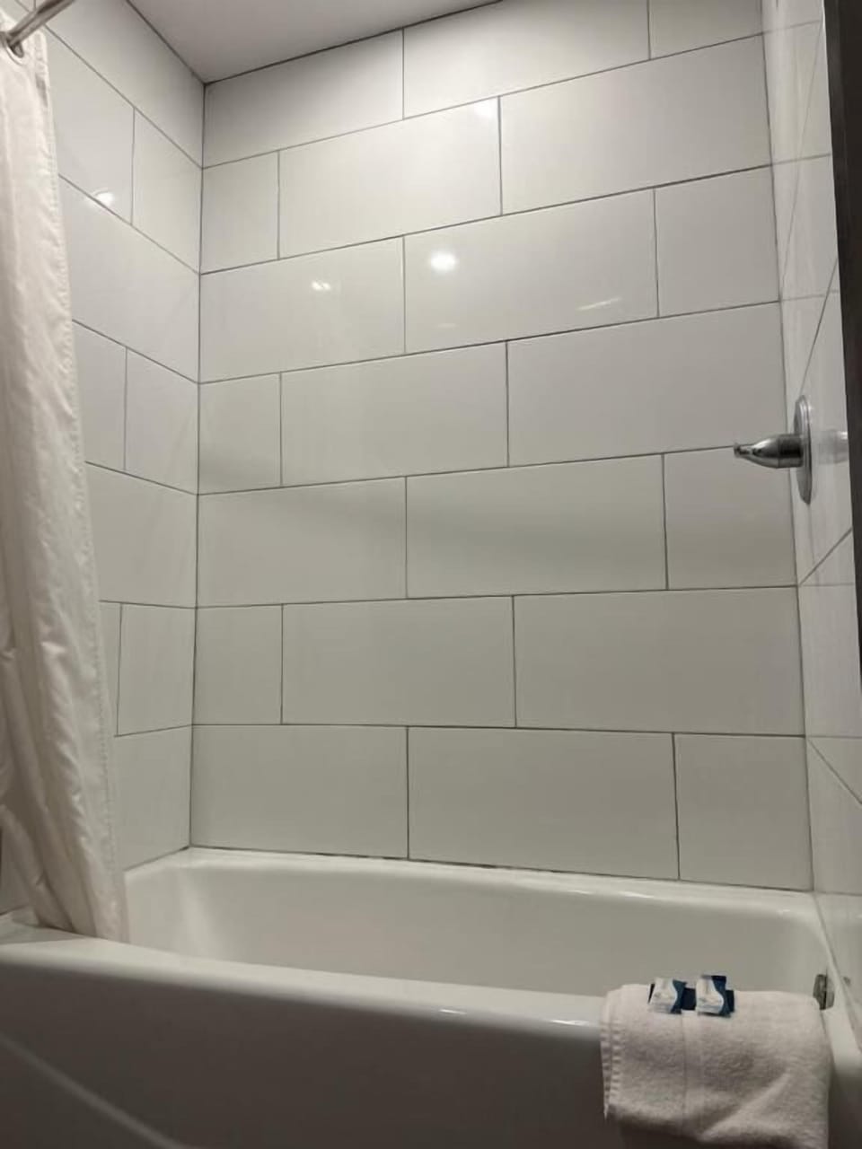 Standard Double Room, 1 King Bed, Non Smoking | Bathroom | Towels, soap, shampoo, toilet paper