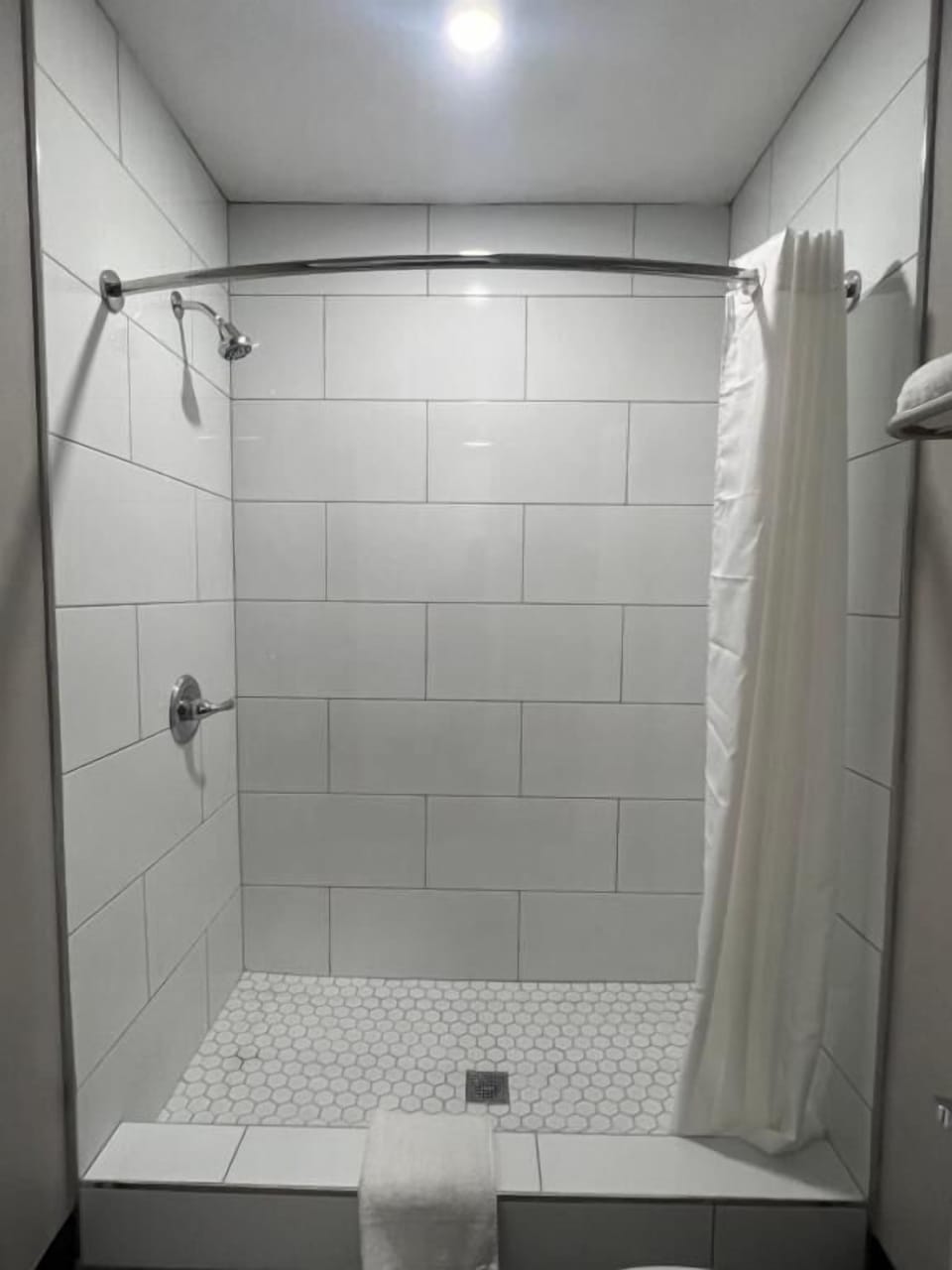 Standard Double Room, 1 King Bed, Non Smoking | Bathroom | Towels, soap, shampoo, toilet paper