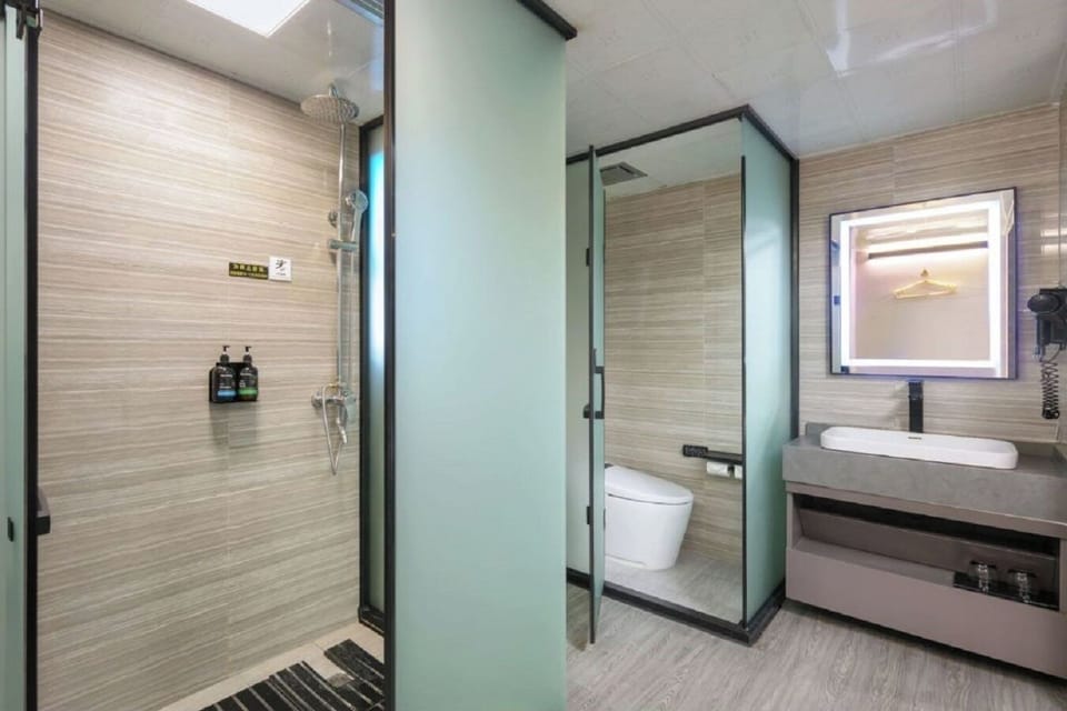 Luxury Double Room, City View | Bathroom | Shower, rainfall showerhead, free toiletries, hair dryer