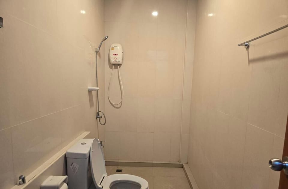 Deluxe Room, Non Smoking | Bathroom | Shower, hair dryer, towels, soap