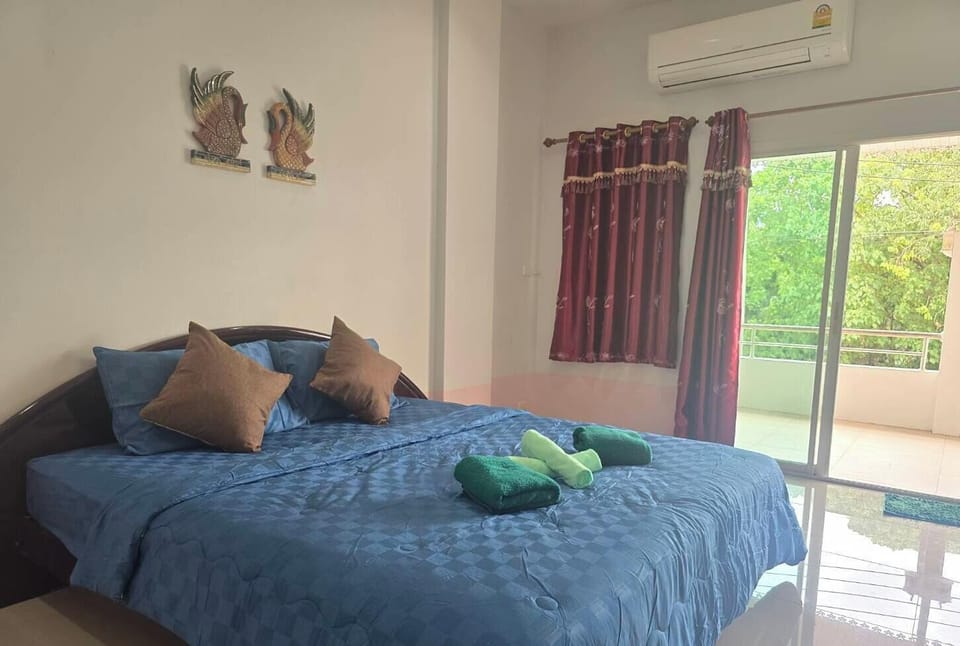 Deluxe Room, Non Smoking | Desk, blackout drapes, soundproofing, WiFi (free)