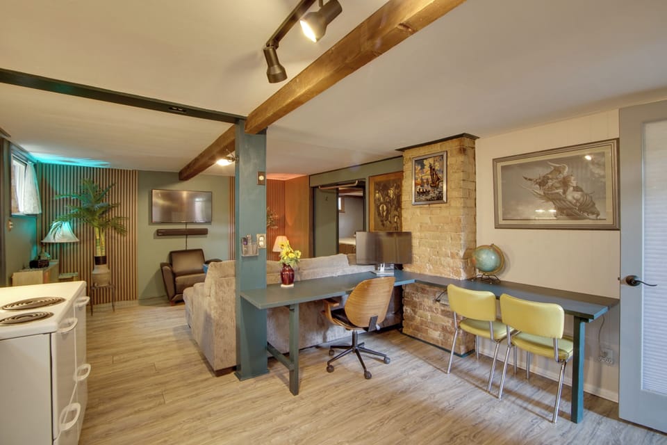 Workspace w/ Computer | Breakfast Bar