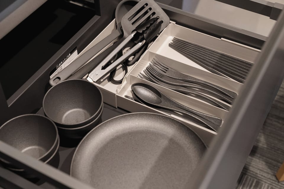 Standard Twin Room, Balcony, Park View | Private kitchen | Mini-fridge, microwave, cookware/dishes/utensils