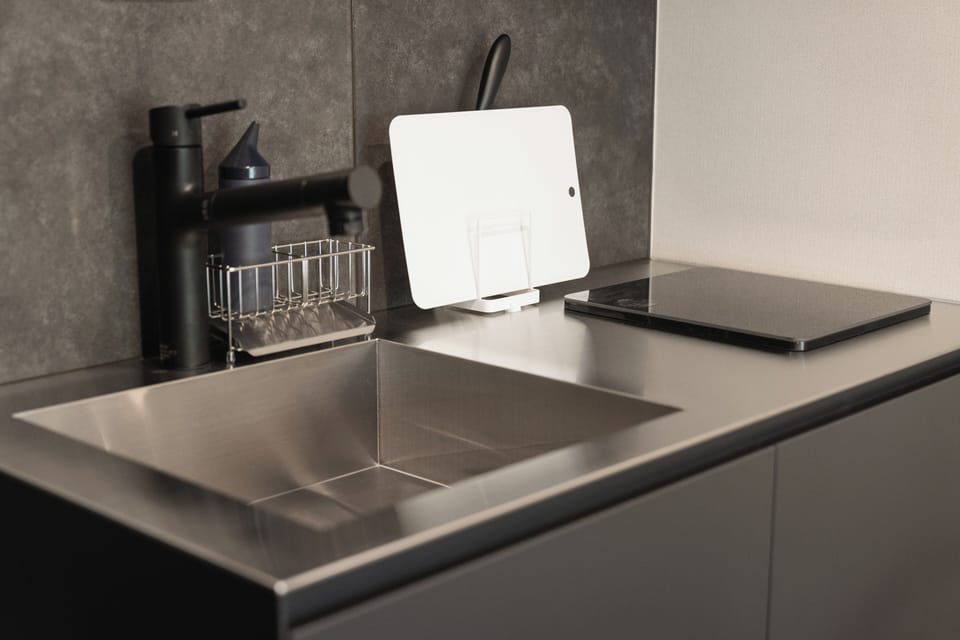 Standard Twin Room, Balcony, Park View | Private kitchen | Mini-fridge, microwave, cookware/dishes/utensils