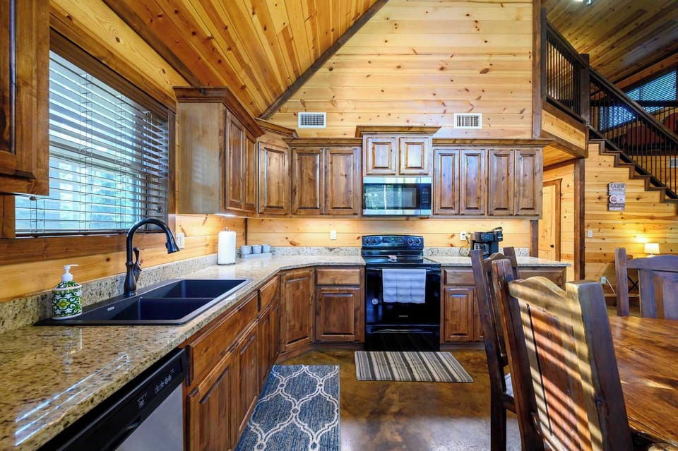 Cabin, Multiple Beds, Mountain View (Over Yonder Inn) | Private kitchen