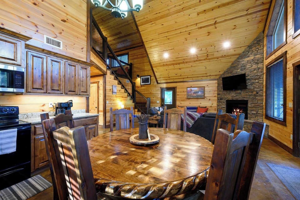 Cabin, Multiple Beds, Mountain View (Over Yonder Inn) | Dining