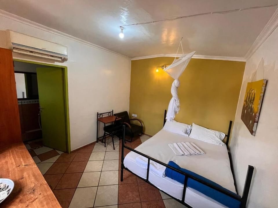 Iron/ironing board, WiFi (free)