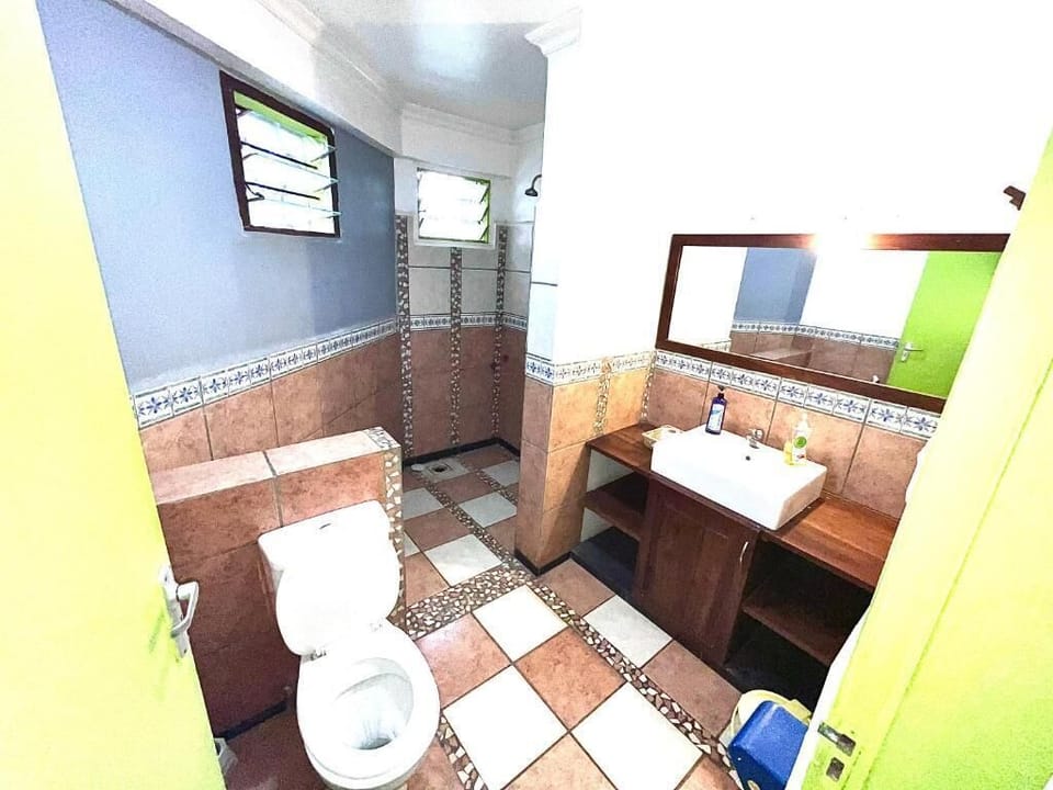 Deluxe Double or Twin Room | Bathroom | Slippers