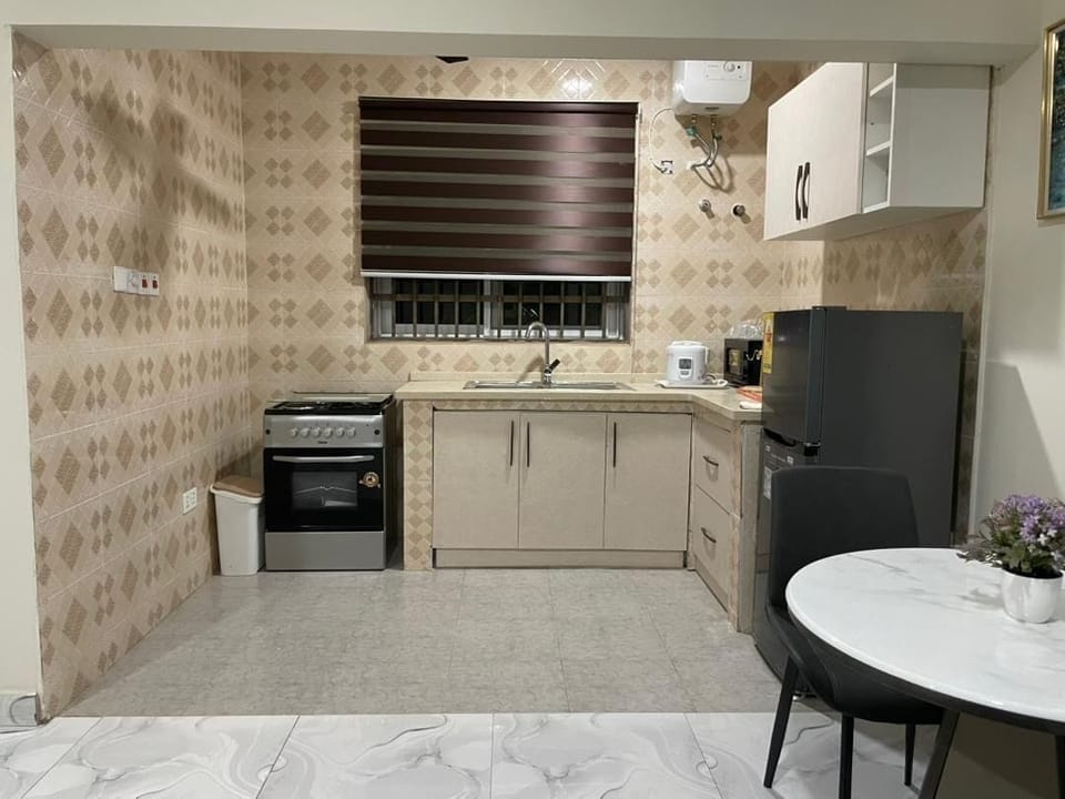 Full-size fridge, microwave, oven, stovetop