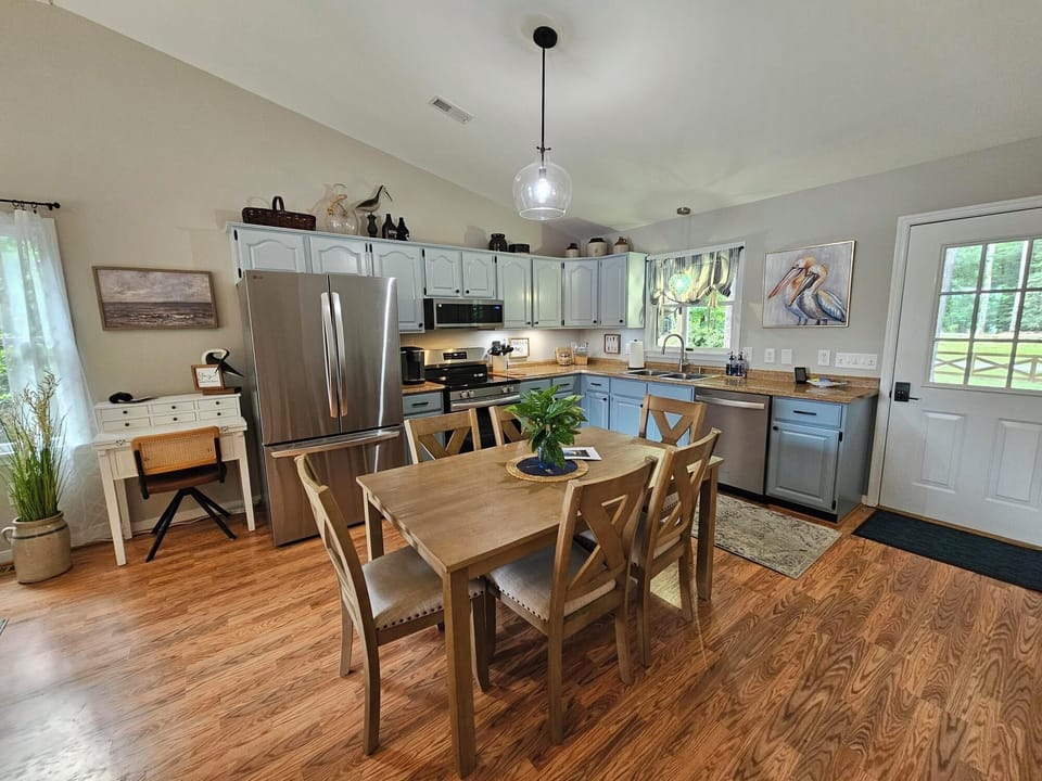 Kitchen and dining area, 2nd level with writing desk / workspace