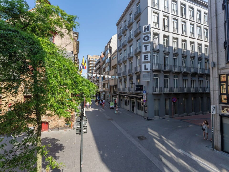 Urban Area, Apartment, City, Town, Neighbourhood, Metropolitan Area, Condominium, Urban Design, Metropolis, Mixed-Use