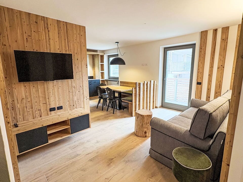 Wood, Apartment, Wood Stain, Hardwood, Plank, Lumber, Plywood, Log Cabin, Wood Flooring, Varnish