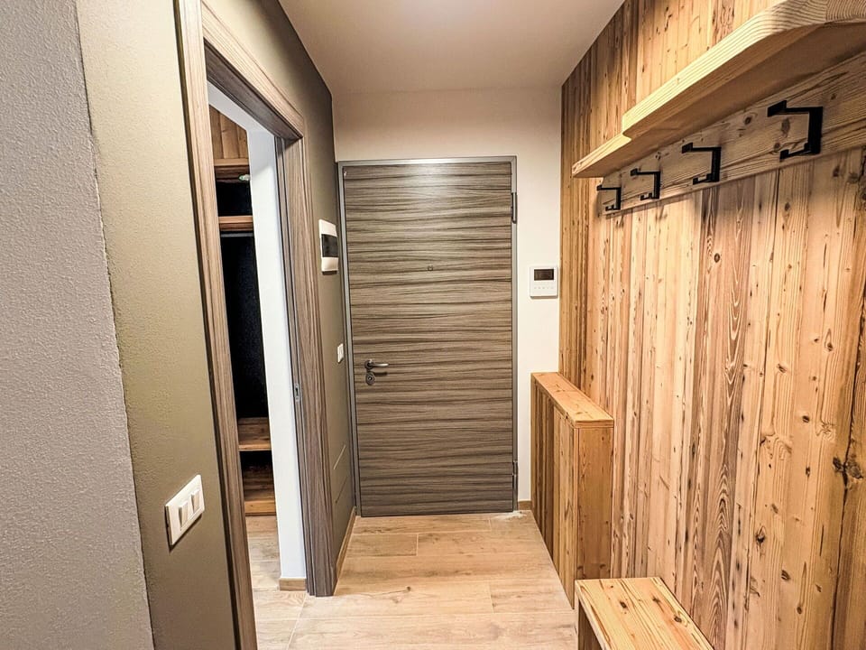 Flooring, Wall, Wood, Floor, Wood Flooring, Interior Design, Laminate Flooring, Hardwood, Wood Stain, Ceiling