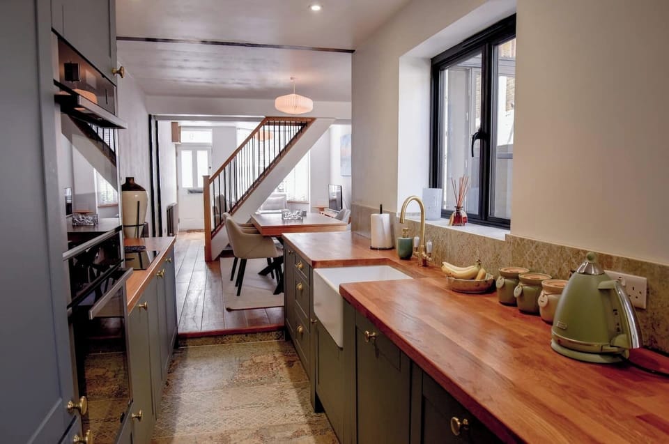 Open plan space consisting of living room, dining room and kitchen.