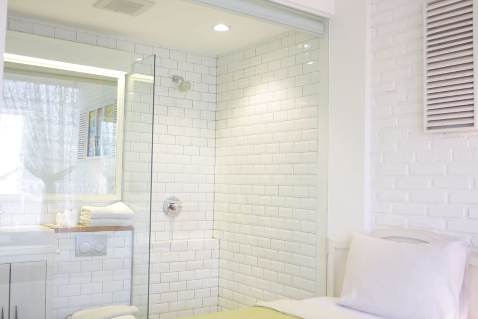 Deluxe French | Bathroom | Shower, free toiletries, hair dryer, slippers