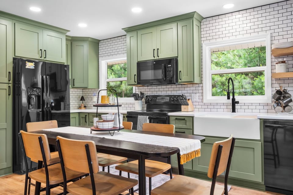 Eat-in kitchen with farmhouse sink and full-size appliances