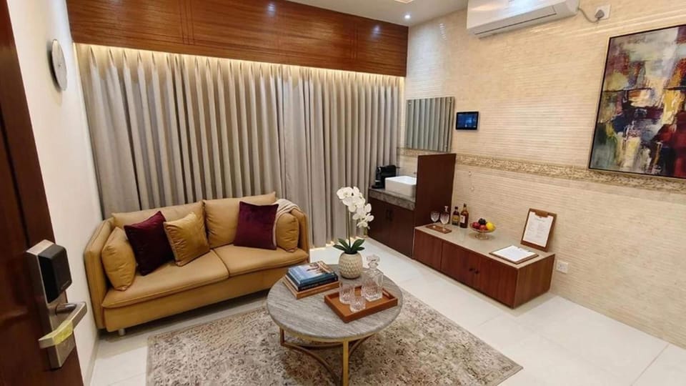 Family Suite, City View | Minibar, blackout drapes, WiFi (free), bed sheets