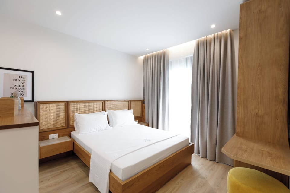 Deluxe Suite, Balcony, Sea View | WiFi (free), bed sheets
