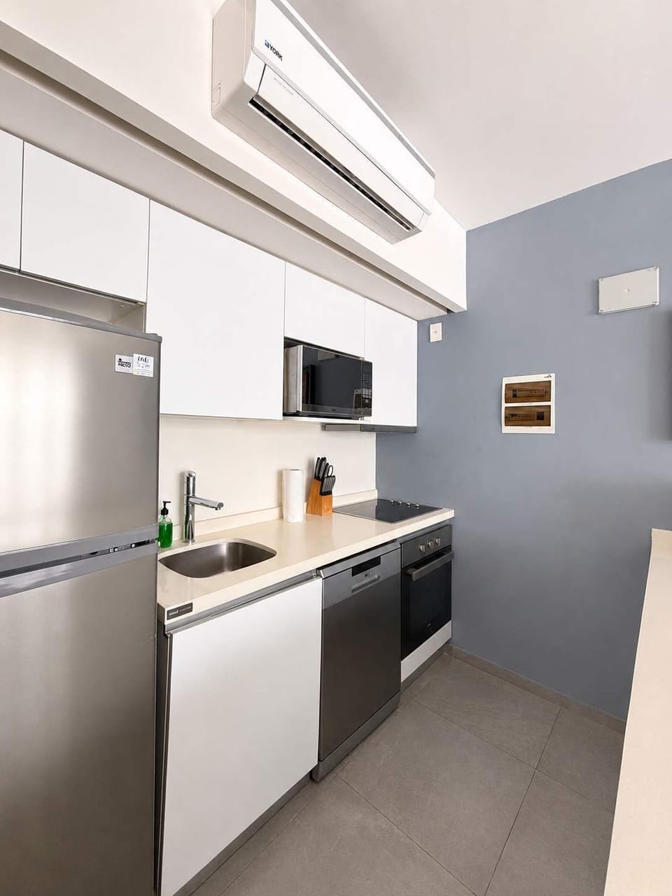 A practical and well-equipped kitchen for preparing breakfast, coffee, or simple meals — perfect for enjoying Playa del Carmen with the comfort of feeling at home.