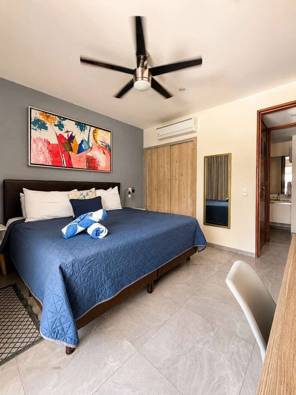 A spacious bedroom smoothly connected to the rest of the apartment — ideal for a comfortable, practical stay with an open and airy feel in the heart of Playa del Carmen.