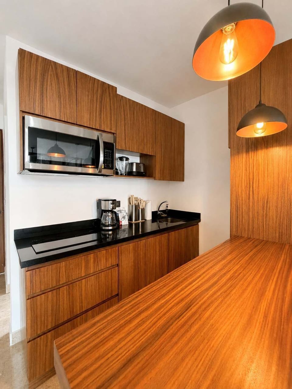 A warm and functional corner to start your day with coffee, prepare something simple, or use the counter as a practical spot to work and plan your next outing in Playa