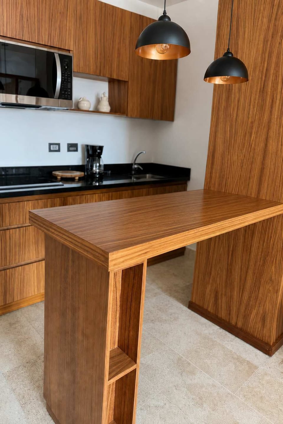 A practical and well-integrated kitchenette, perfect for preparing breakfast, simple meals, or enjoying a coffee while planning your day in Playa del Carmen.