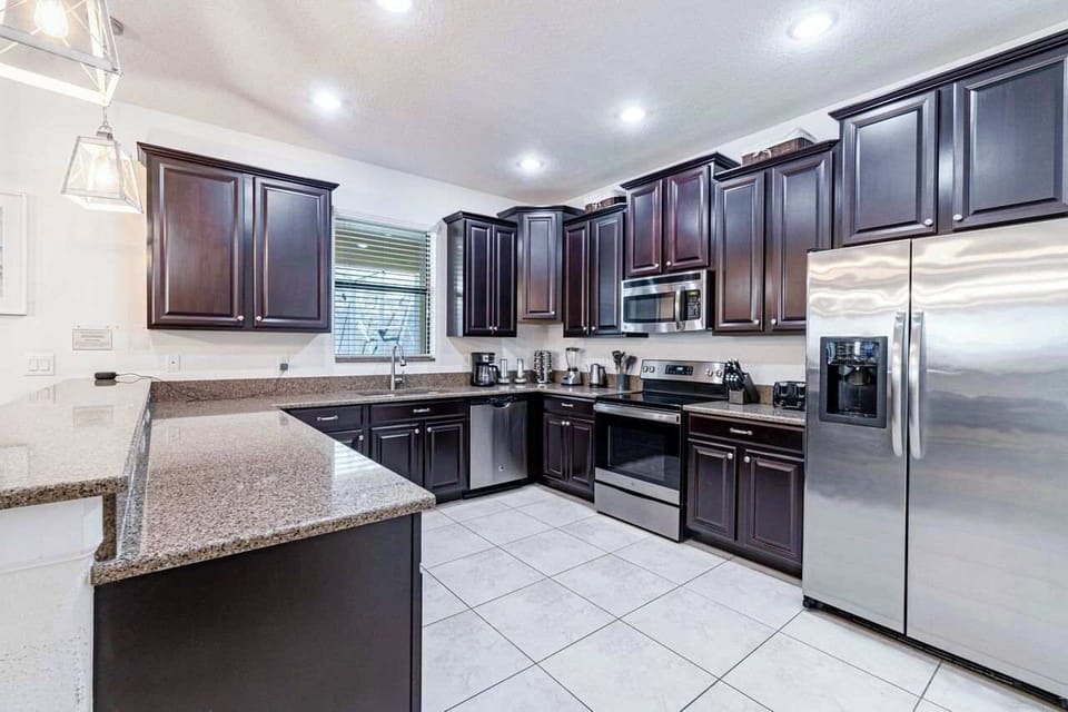 Full kitchen will all cooking and dining essentials.
