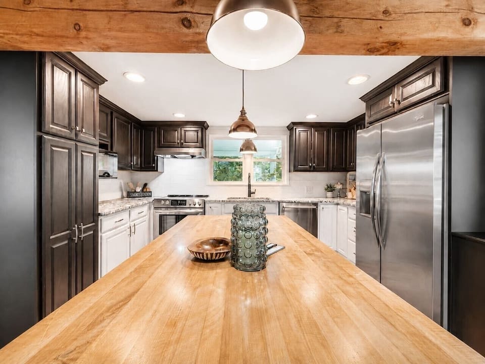 Fully equipped and full of charm. From brewing your first cup of morning coffee to whipping up a post-hike feast, this space has everything you need.